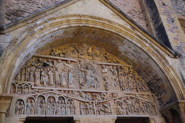 サント・フォア教会のロマネスク彫刻タンパン